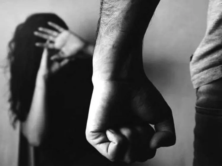 Denuncia mujer a pareja por golpearla en el rostro