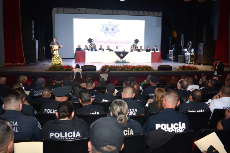 Entregan certificados de preparatoria a policías