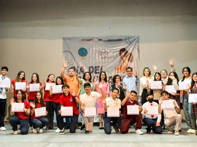 Reconoce Alcalde a estudiantes en su día