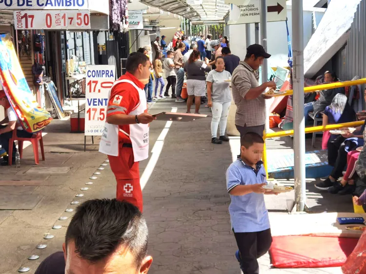 Continúan familias de migrantes a la espera de ingresar a EU