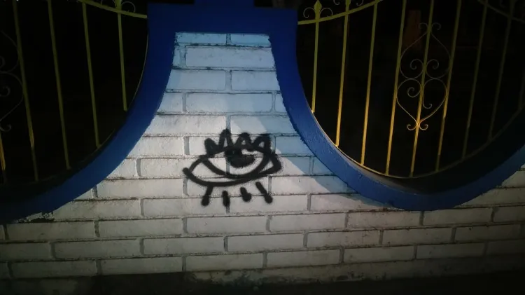 Grafitea pared y termina detenida