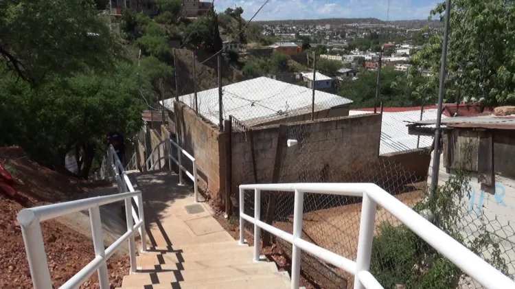 Favorecen movilidad con escalinata y andador