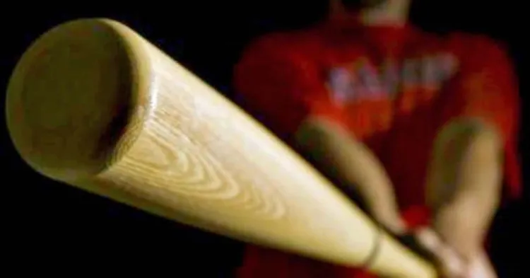 Entran a su domicilio y lo golpean con bates de madera