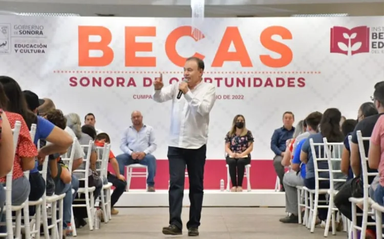 Aprueban elevar a derecho constitucional las becas a estudiantes