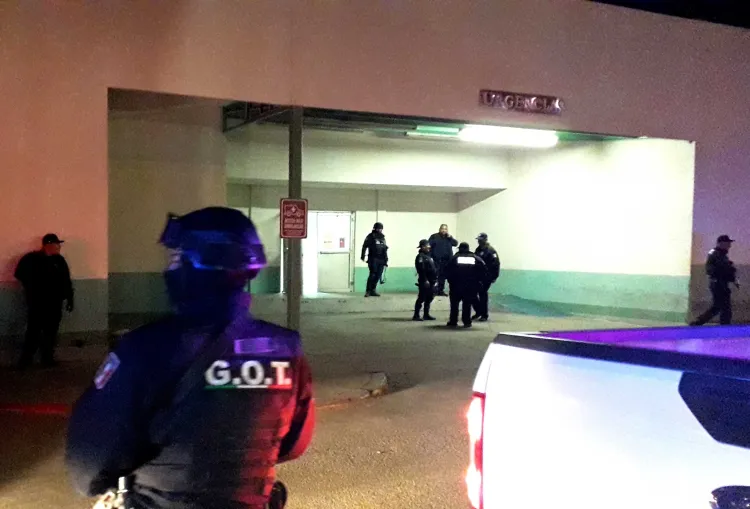 Balean a taxista, huye y se resguarda en cuartel militar