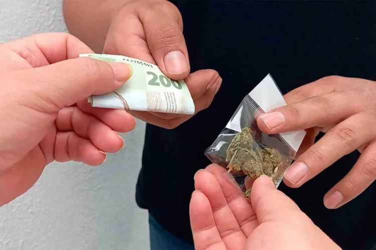 Vendían ‘narcogemelos’ droga frente a niños, los detienen