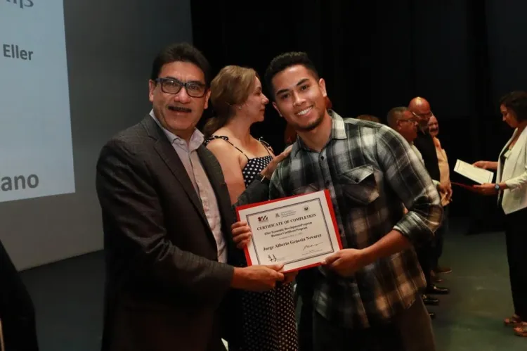 Entregan Alcalde y Cónsul Biedebach certificados a emprendedores