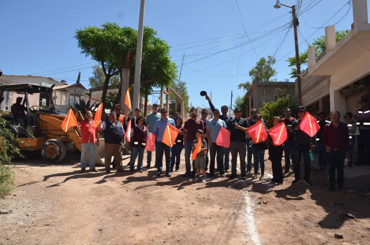 Alcalde cumple compromiso de pavimentación en calle Montijo