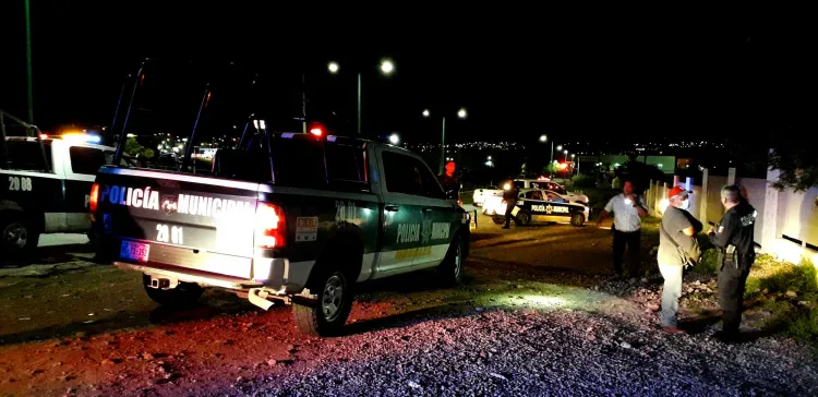 Detienen a menor por conducir ebrio y chocar contra un poste