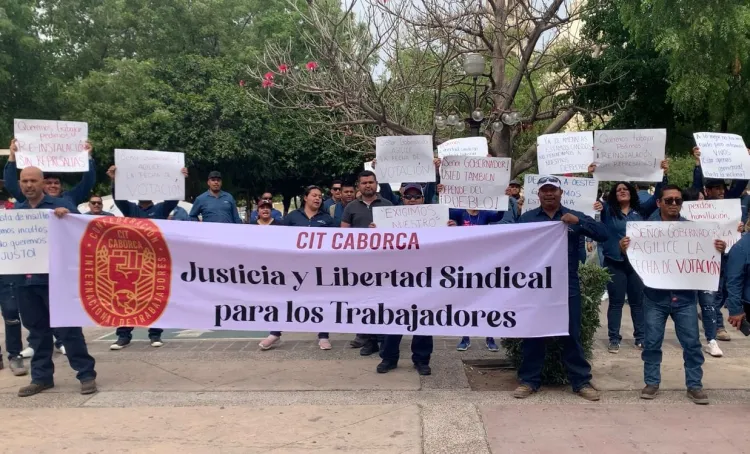 Realizan manifestación mineros de ‘La Herradura’ en palacio de gobierno