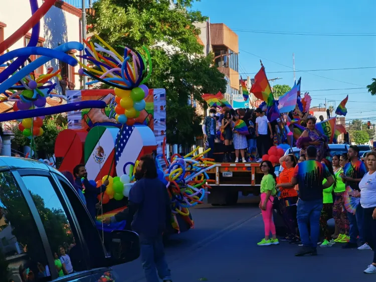 Desfilan por el Orgullo LGBTIQ+