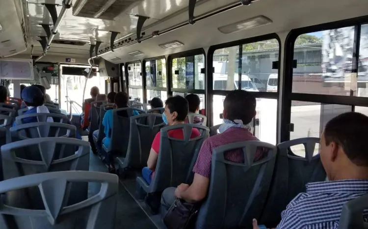 Dejan a usuarios del transporte sin aires