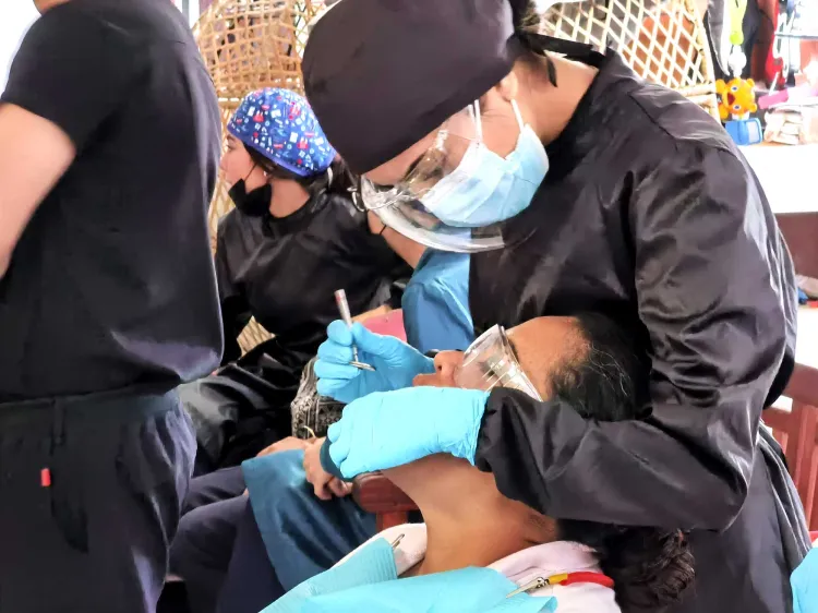 Ofrecen atención dental a población vulnerable