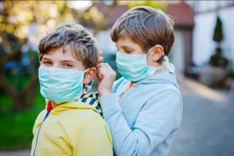 Niños de EU propagaron covid-19 en 70% de los hogares