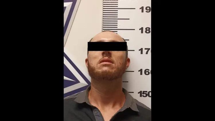 Detienen a “tirador” con droga y artículos religiosos