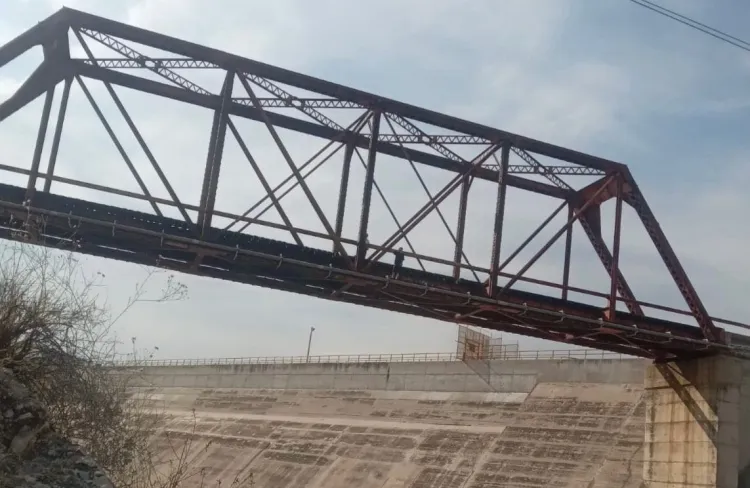 Evitan que hombre se arroje del vertedor de la presa