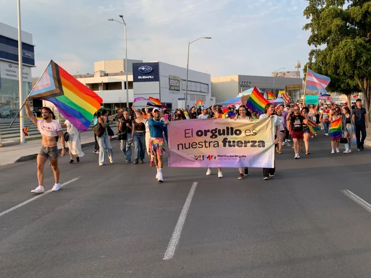 Participan más de 15 mil personas en marcha por el orgullo