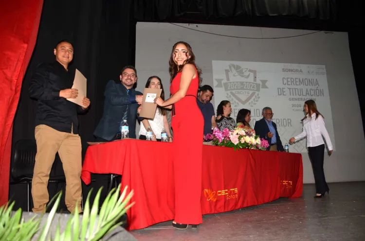 Titulan a 151 estudiantes del Cecytes 1