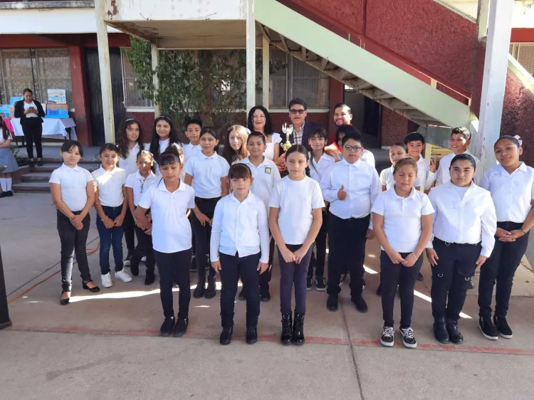 Reconocen a jovenes ganadores de concurso de coro