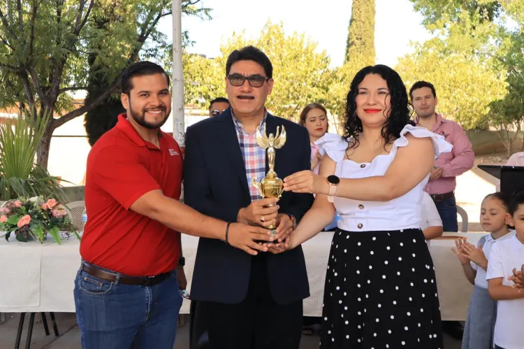 Entrega Alcalde trofeo al coro ganador del Himno Nacional