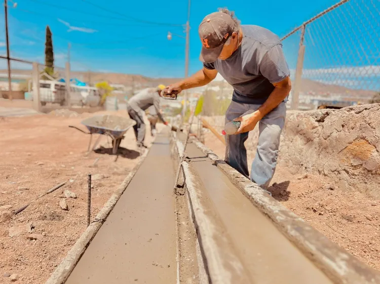 Avanza programa de mejoramiento vial en varias avenidas