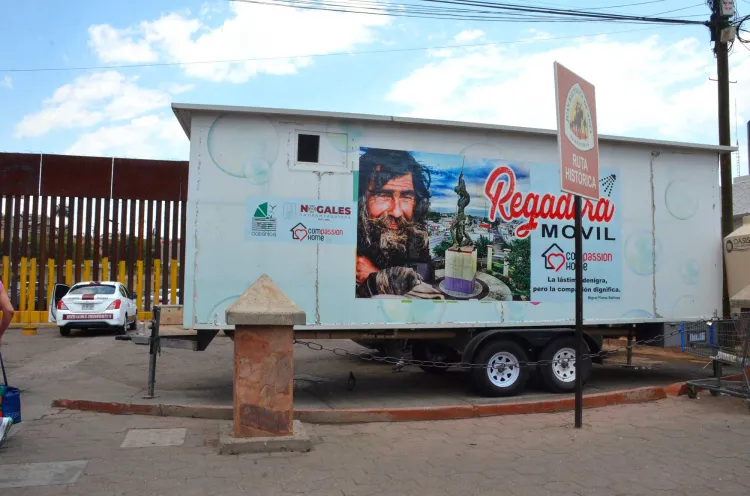 Cumplen a migrantes, les llevan la regadera móvil