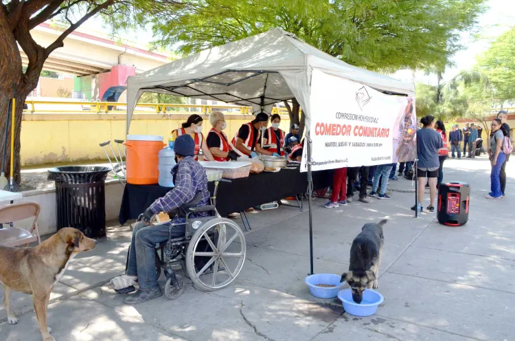 Asisten a personas de condición de calle