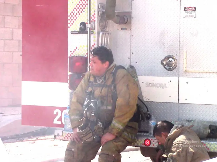 Exentos de golpes de calor bomberos de Nogales