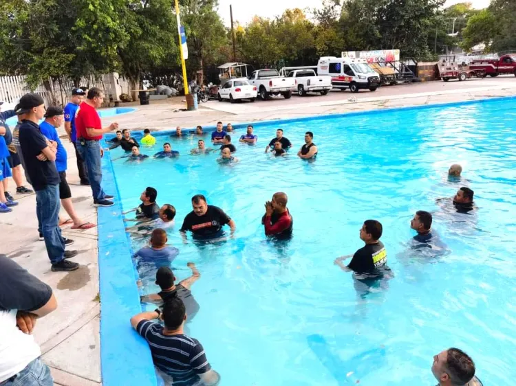 Entrenan bomberos para las “aguas broncas”