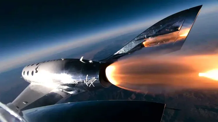 Lanza Virgin Galactic primer vuelo comercial al espacio