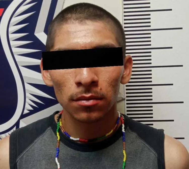 Sorprenden a ladrón dentro de vehículo