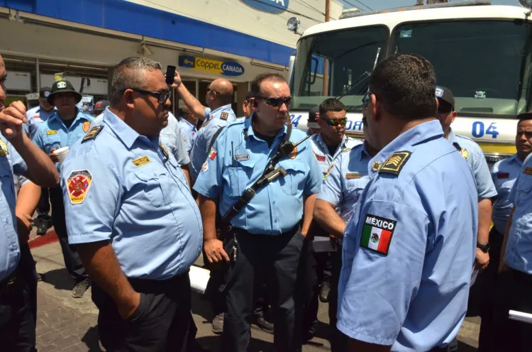 Protestan bomberos por mejoras salariales al Ayuntamiento