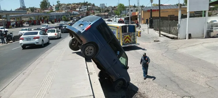 Sale del camino van al invadirle auto sedán carril en el periférico