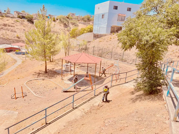 Realizan raspado de calles y limpieza en las avenidas