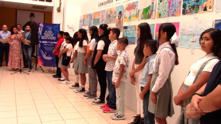 Premian a niños en concurso de dibujo