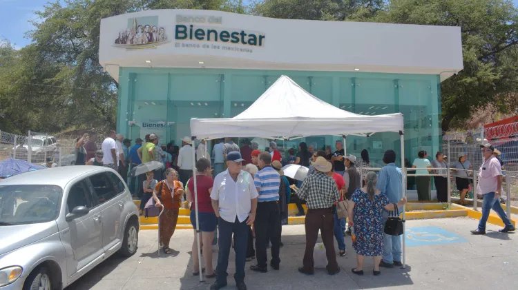 Falla cajero de Banco Bienestar y genera crisis entre adultos mayores