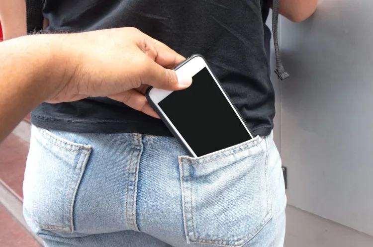 Denuncia mujer a ex pareja por robo de celular