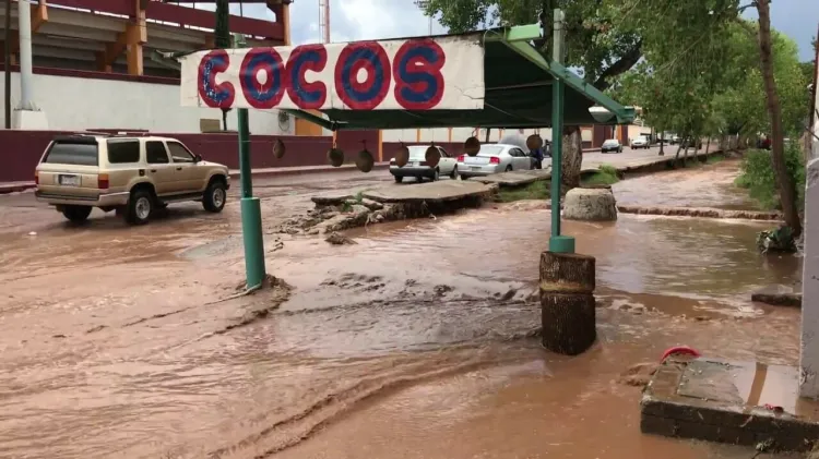 Afectan lluvias a comerciantes ambulantes