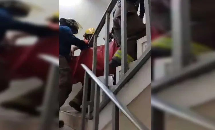 Falla elevador en ISSSTE Sonora; suben a paciente por escalera