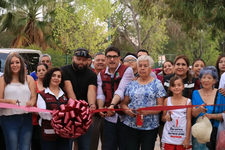 Entrega Alcalde pavimentación de Calle Nogal
