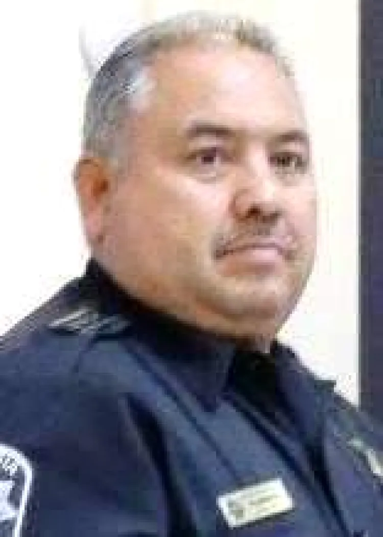 A cuidar escuelasLa seguridad debe ser tarea de todos, en efecto, y en el programa “Escuela Segura” implementado por la Comisaría General de Seguridad Pública, a cargo de Francisco Martínez Zubieta, deben estar sumados sociedad y gobierno.El objetivo central de este programa en el que está inmerso el equipo de prevención que se integra por diversos departamentos de la Comisaria de Seguridad Pública, es evitar que los planteles educativos sean víctimas de los vándalos en temporada de vacaciones.L