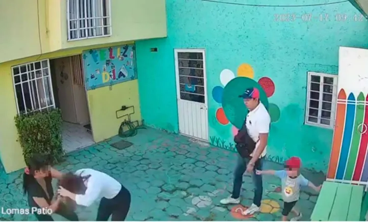 Encañonan padres a maestra para que le pida perdón a hijo