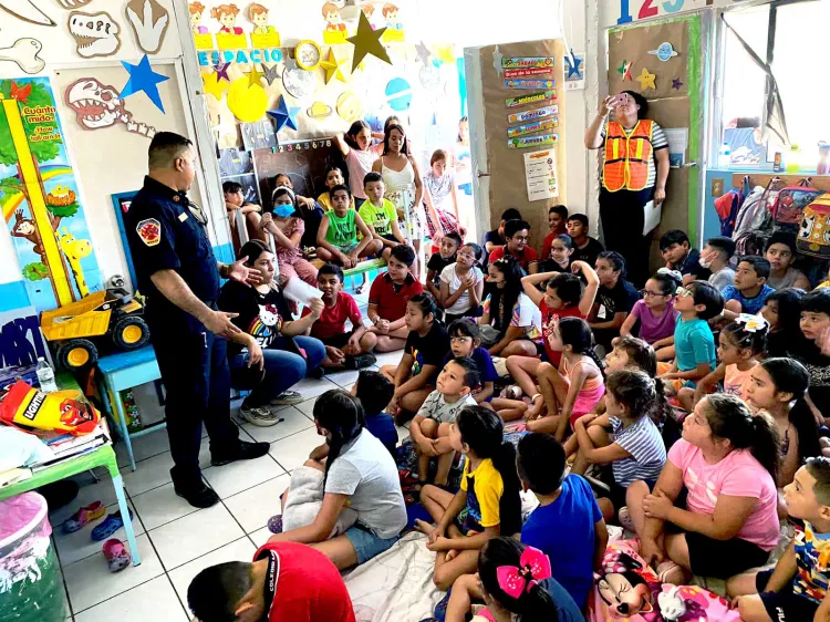 Dan bomberos pláticas de prevención a niños y adolescentes