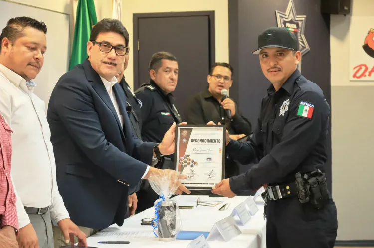 Busca Juan Gim mejorar imagen de la policía