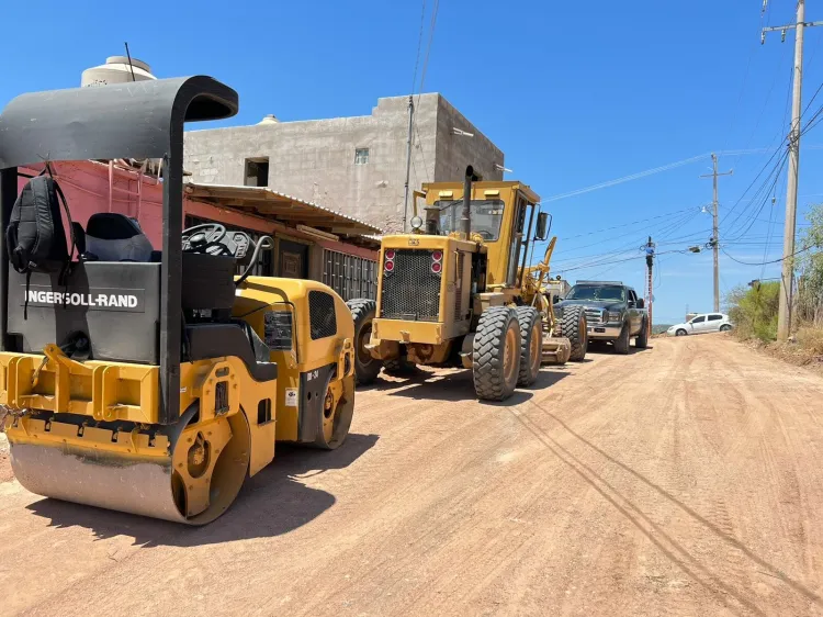 Mantienen raspado de calles en varias colonias