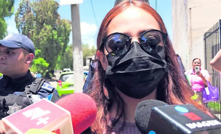 Teme maestra por su vida después de agresión de padres