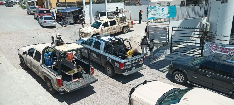 Persiguen a sujeto tras escapar de autoridades