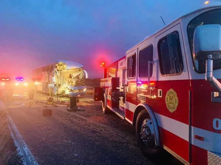 Choca autobús y tractocamión en tramo Altar-Santa Ana