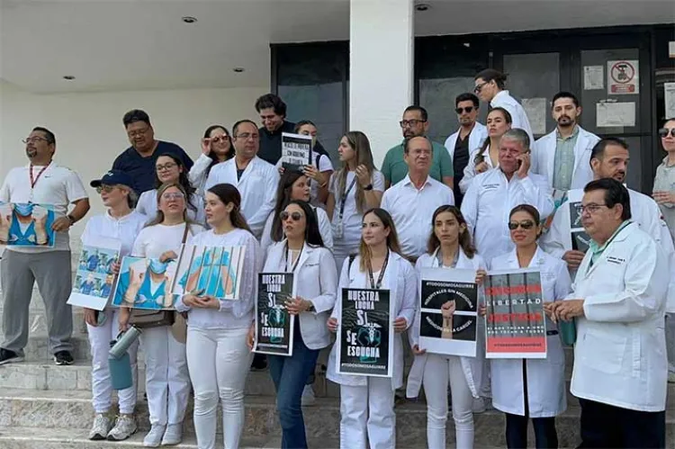 Médicos anestesiólogos protestan frente al Congreso del Estado