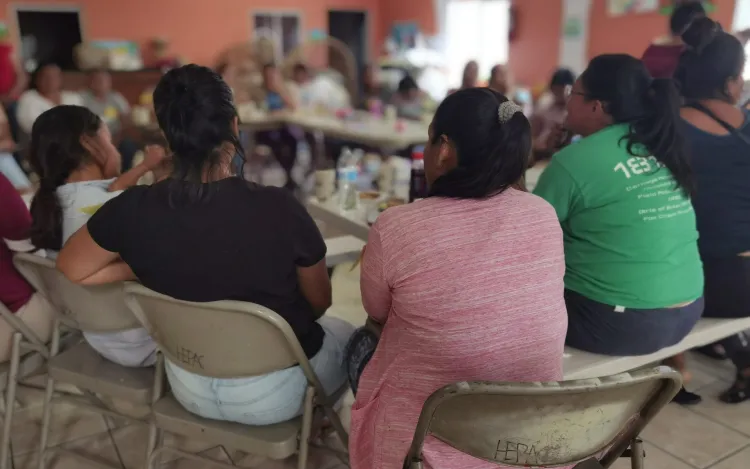 Instruyen a mujeres migrantes con taller de emprendimiento